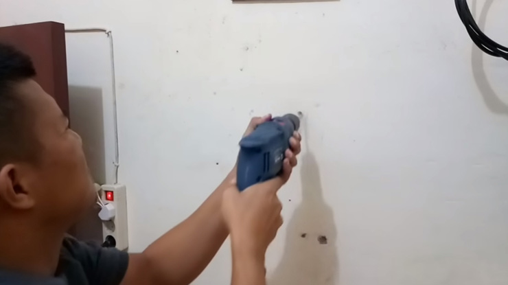 lubangi dinding dengan menggunakan bor listrik