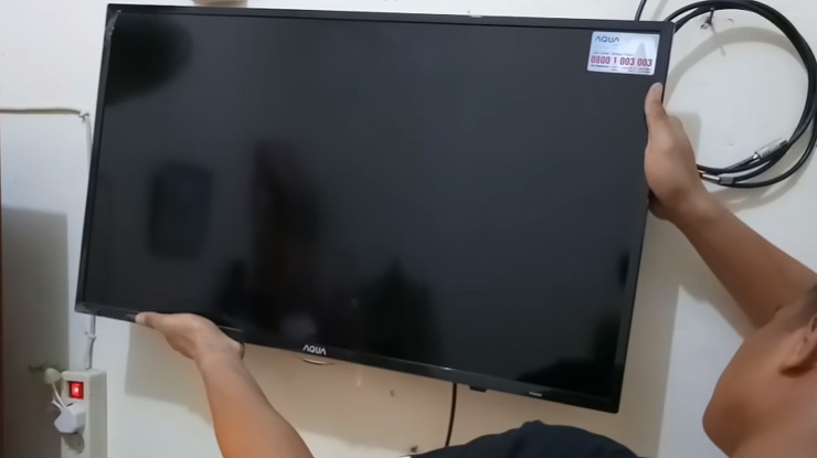 pasang dan kaitkan tv pada bracket